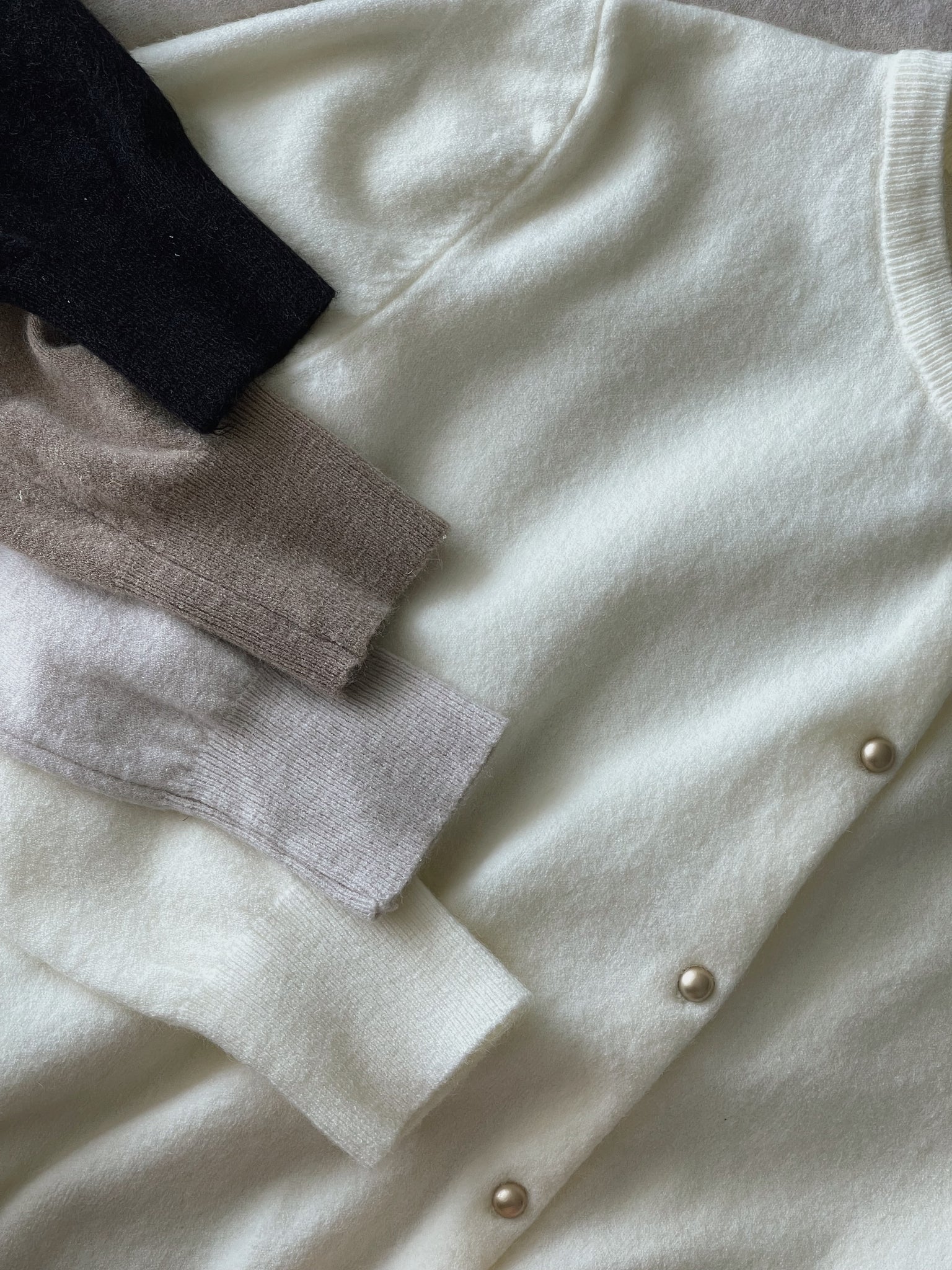 Soft Cloud Knit Cardigan / 软糯小金扣针织衫